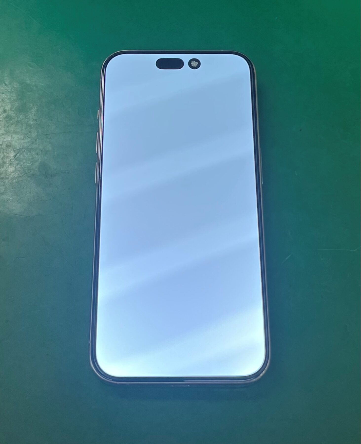 iPhone15 Pro水没復旧・画面交換】突然画面が真っ白に…。データ 