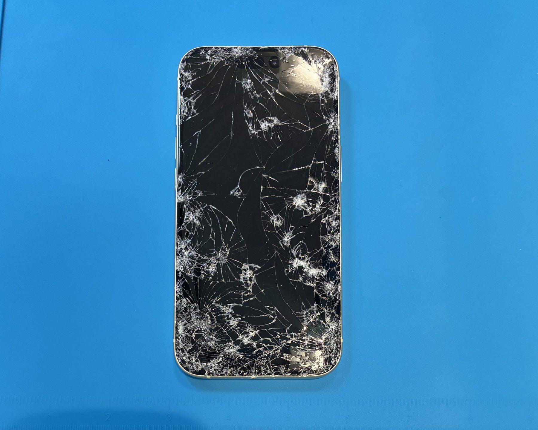 iPhone15 画面割れあり 修理実績】車に轢かれて画面がバキバキに…iPhone 15の画面修理！基板